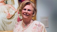 Jacqueline Mars. Jacqueline tampak cantik menggunakan blus bermotif bunga. Dipadu padankan dengan kalung mutiara. Ia terlihat anggun dengan gaya rambut blow nya.Pemilik pabrik permen terbesar di dunia M&M, Milky Way dan Dove Chocolate ini memiliki kekayaan US$ 26,8 miliar atau sekitar Rp 359,12 triliun. Wania kelahiran 10 Oktober 1938 ini juga memiliki bisnis makanan lain. Pool/Forbes.