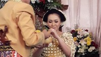 Sang suami mengenakan busana adat Jawa serta memboyong keluarga besarnya yang berasal dari Malaysia. Foto: Febriyantino Nur Pratama/ detikHOT
