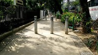 Salah seorang petugas keamanan gedung di kawasan Kebon Sirih Yusuf menuturkan, para pengendara motor yang melewati trotoar di wilayah tersebut memang sudah menjadi pemandangan biasa.