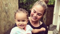 Ini adalah foto pertama yang diposting John Legend tanggal 8 Juli 2017 saat liburan keluarga di Bali. Captionya singkat saja, Bali. Tampak istrinya Chrissy Teigen menggendong anak mereka, Luna Simone (@johnlegend/Instagram)