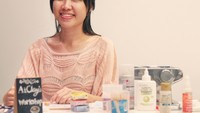 Wanita cantik berponi ini bahkan turut menyediakan seperangkat alat-alat dasar untuk membuat miniatur makanan.  