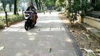Kondisi tersebut pun membuat pengguna jalan lainnya, seperti pemotor atau pedagang keliling dapat melintasi trotoar dengan mudahnya.