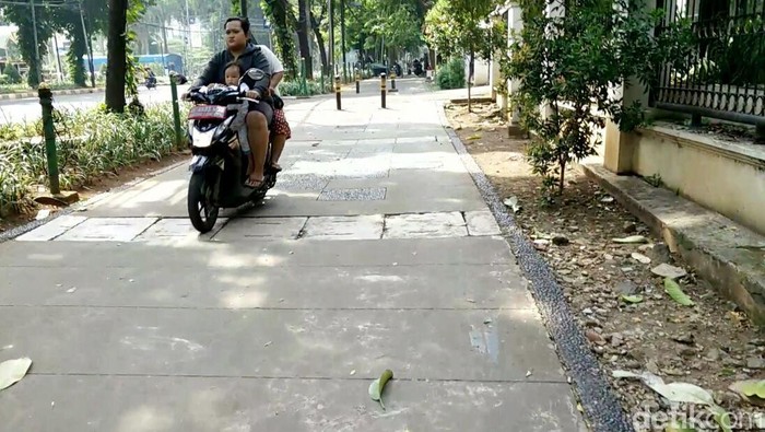 Video Pemotor Ngamuk di Trotoar, Sorak-sorai di Tengah Aksi Bullying