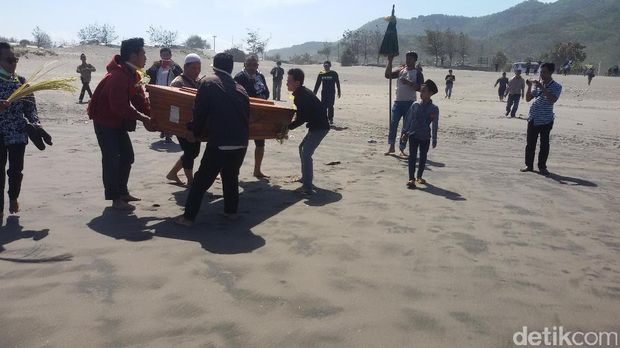 Larung Bawono di Pantai Parangkusumo, Bantul.