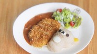Tampilan Curry rice Rilakkuma ini benar-benar bikin lapar! Ada kepalan nasi bentuk beruang, pork cutlet, saus kari hingga salad. Semuanya dibuat detail oleh Teo dengan tanah liat. 