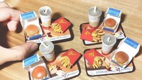 Fast food yang digemari banyak orang juga tak luput dari kreasi Teo. Satu nampan miniatur fast food ini berisi burger, kentang goreng dan minuman.
