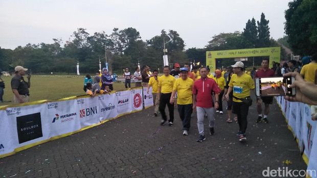 Ketua MPR Zulkifli Hasan buka Half Marathon UI Depok