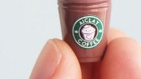Mau cicip ice mocha buatan Teo? Kreasi ini dibuat detail dengan sedotan sungguhan berbahan polymer clay dan logo minuman yang dicetak sendiri oleh Teo.