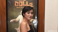 Dia mengenakan long dress terjuntai dengan potongan berbelahan tinggi.  Foto: Noel/ detikHOT