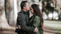 Muach... kecupan sayang Anang di kening Ashanty.  Foto: ARLA Productions