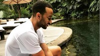 Kapan lagi melihat John Legend sesantai ini. Di pinggir kolam di resor Como Shambala, Ubud, dia memegangi anak perempuannya Luna Simone yang penasaran dengan air. Lucu banget! (@johnlegend/Instagram)