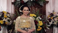 Hari ini Poppy Putri menggelar tradisi Jawa, yakni mitoni atau tujuh bulanan di kediamannnya di kawasan Lebak Bulus, Jakarta Selatan. Foto: Febriyantino Nur Pratama/ detikHOT