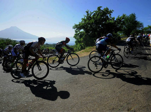 Di Etape II, Peserta TdF Taklukkan Tanjakan Kaki Gunung Kelimutu