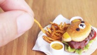 Wanita Singapura ini juga membuat miniatur Burger Rilakkuma. Teo mengaku bagian tersulitnya adalah membuat kentang goreng tampak renyah dan menggiurkan. 