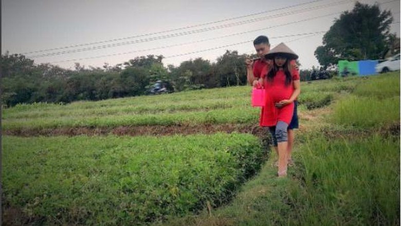 Foto-foto Lucu Dukungan Suami pada Istrinya yang Sedang Hamil