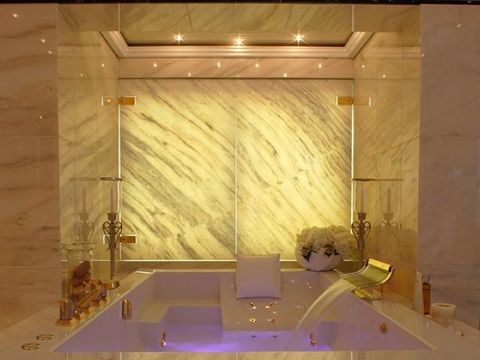 Gaya hidup mewah wanita Dubai. 