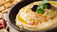 Hummus merupakan salah satu hidangan khas Timur Tengah. Sajian yang dibuat dengan menggiling kacang arab dan minyak zaitun ini mengandung karbohidrat dan protein yang membantu mengenyangkan perut. (foto: thinkstock)