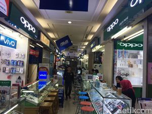 Rupiah Ditekuk Dolar AS, Harga HP Melonjak-Penjualan Loyo