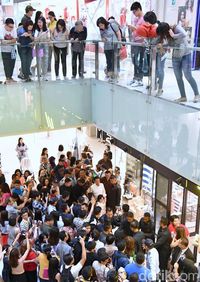 Jokowi dikerumuni pengunjung Mal Grand Indonesia kemarin (17/7).