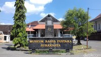Radya Pustaka disebut sebagai museum tertua di Indonesia. Di dalamnya ada koleksi bena bersejarah seperti wayang kulit hingga gamelan. (Bayu Ardi Isnanto/detikcom)