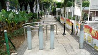 Apalagi saat pagi dan sore hari, ketika para pekerja berangkat dan pulang bekerja. Suasana trotoar akan semakin crowded. Dimana pejalan kaki sering kali harus mengalah untuk memberikan jalan pada para pengendara motor yang menggunakan trotoar untuk menghindari macet.