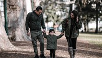 Anang dan Ashanty pose bareng putri kecilnya, Arsy Addara Musicia Nurhermansyah.  Foto: ARLA Productions