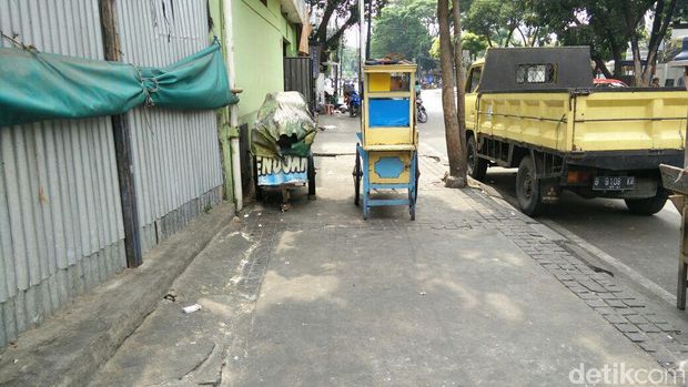 Trotoar di Jakarta: Rusak Parah, Ditempati Pedagang dan Dilalui Pemotor