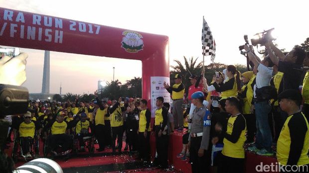 Kapolri Kibarkan Bendera Start Lomba Bhayangkara Run