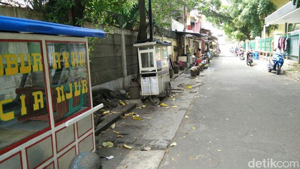 Trotoar di Jakarta: Rusak Parah, Ditempati Pedagang dan Dilalui Pemotor