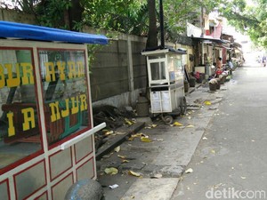 Trotoar di Jakarta: Rusak Parah, Ditempati Pedagang dan Dilalui Pemotor