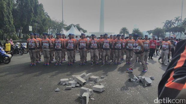 Bhayangkara Run, Polwan Banten Debus Makan Bohlam