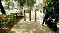 Tegel trotoar pecah dan beberapa portal yang sengaja dipasang untuk menghindari selain pejalan kaki, justru disingkirkan.