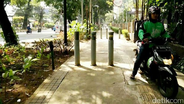 Trotoar di Jakarta: Rusak Parah, Ditempati Pedagang dan Dilalui Pemotor