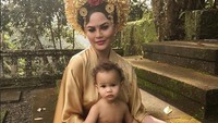 Chrissy Teigen berfoto bersama anaknya dengan riasan khas Bali. Ini adalah sebelum dia berfoto dengan suaminya John Legend dalam busana tradisional Bali (@chrissyteigen/Instagram)