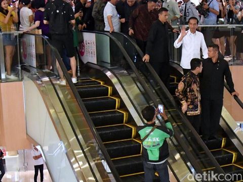Jokowi saat menyambangi mal Grand Indonesia, Jakarta Pusat, Minggu (16/7/2017).