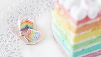 Pencinta dessert pasti ngiler saat melihat Rainbow Cake buatan Teo ini. Persis banget ya dengan cake asli di sebelahnya? 