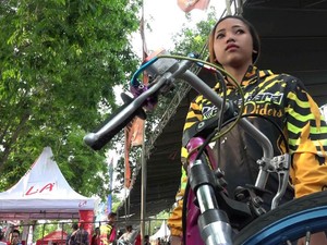 Usia Muda Tak Halangi Cewek ini Ngebut di Arena Drag