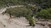 Bagi suku Tarahumara, lari adalah seni kehidupan. Baik pria dan wanita, yang tua hingga yang muda, mereka suka berlari (REUTERS/Jose Luis Gonzalez)