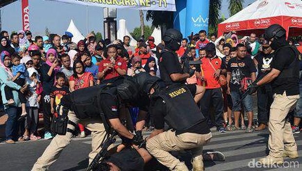 Simluasi penangkapan teroris di Kudus.