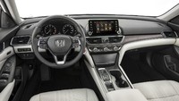 Sedangkan pada bagian interior, telah dilengkapi dengan instrumen mewah dengan bahan halus, aksen krom, dan sistem audio dengan layar 8 inci. Bagian kursi juga dibuat lebih empuk, dengan sandaran bahu lebih tinggi, juga jarak ruang kaki pada kursi penumpang lebih luas. Istimewa/Carscoops.