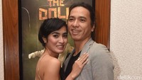 Saat gala premier, Mega Carefansa berpose bersama kekasihnya Valentino. Foto: Noel/ detikHOT