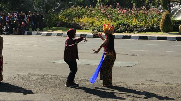 Risma menari Bali 