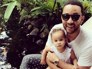 Begini Repotnya John Legend ketika Mengasuh si Kecil