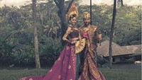 Saat liburan ke Bali, penyanyi John Legend dan istrinya Chrissy Teigen berfoto dengan busana tradisional di resor Como Shambala, Ubud, Bali. Keren banget ya kostum mereka! (@chrissyteigen/Instagram)