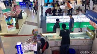 Namun masih banyak pula mal-mal di Jakarta yang tetap ramai dikunjungi. Salah satunya ITC Roxy di Jakarta Barat.