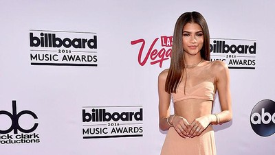 Foto: 10 Gaya Seksi Zendaya dengan Rambut Kribo Hingga Klimis