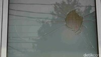 Tampak kaca retak dan pecah di kantor DPPP PPP, di Jalan Diponegoro, Jakarta Pusat.