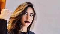 Di pemotretan kali ini, bibir seksi Valerie Thomas jadi pembahasan. Foto: Rio Motret/ Instagram