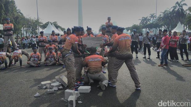 Bhayangkara Run, Polwan Banten Debus Makan Bohlam