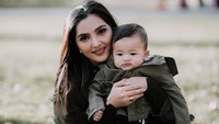 Giliran Ashanty foto bersama Arsya Akbar Pemuda Hermansyah. Foto: ARLA Productions